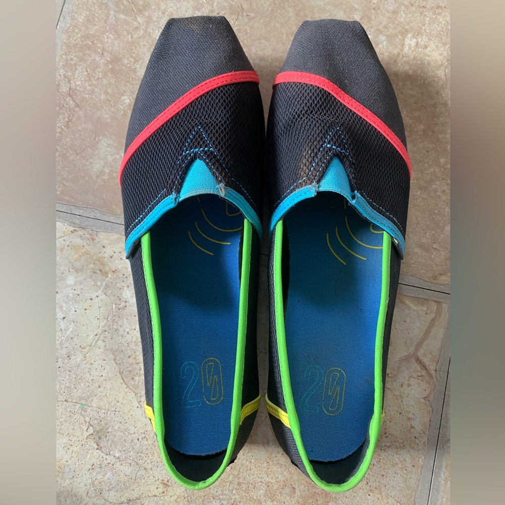 TOMS special edition- 2020. RARE! Black with neon piping. Size 8.